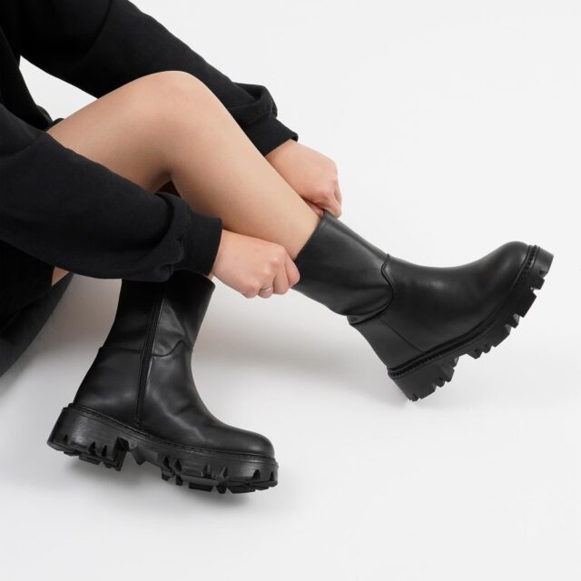 Fermuarlı Botlarımızla Tarzınızı Tamamlayın. 👢✨ Pratik fermuar detayı ile hem şıklığı hem de konforu bir arada yaşayın! 💖 Sadece tarzını değil, her adımını önemsiyoruz. 👣
.
.
.
.
#tarzınadımadım #czlondon #czlondonayakkabı #bot #fermuarlıbot