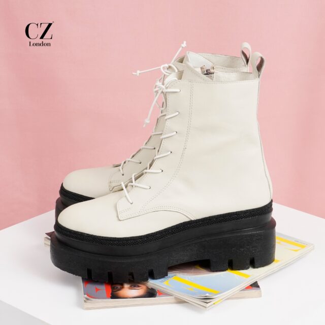 Yağmurlu havalara stil sahibi bir çözüm: Yeni çizmelerimiz! Şimdi czlondon.com adresinde ve tüm mağazalarımızda stokta.🤩

 #czlondon #moda #Bot